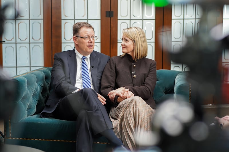 Élder Clark G. Gilbert e a irmã Christine Gilbert são entrevistados para o podcast do Church News, que será exibido na terça-feira, 24 de fevereiro de 2026.