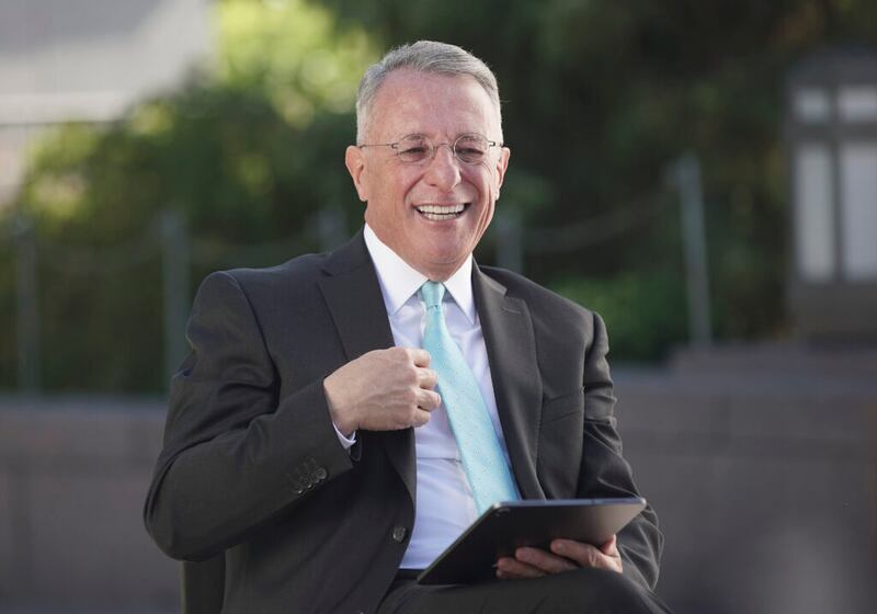 Élder Ulisses Soares, do Quórum dos Doze Apóstolos de A Igreja de Jesus Cristo dos Santos dos Últimos Dias, é entrevistado no Centro de Conferências em Salt Lake City, na terça-feira, dia 23 de junho de 2020.