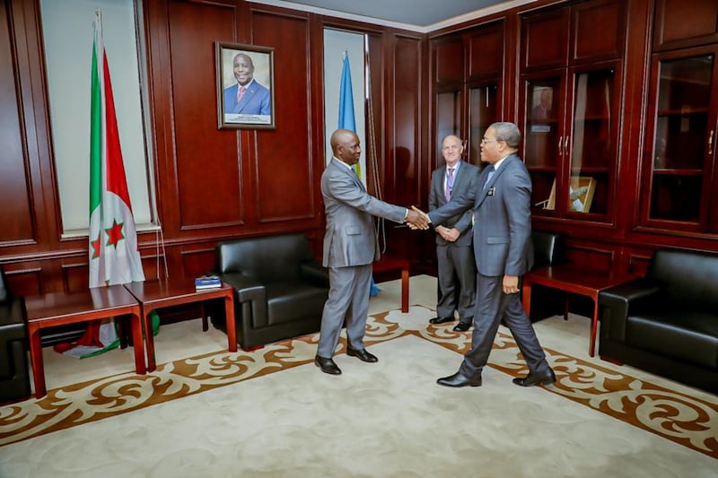 O primeiro-ministro do Burundi, Gervais Ndirakobuca (à esquerda), dá as boas-vindas ao presidente da Missão Ruanda Kigali, N. Christian Mavinga (à direita), em Bujumbura, Burundi, no dia 12 de outubro 2023. Atrás, Élder Paul B. Pieper, Setenta Autoridade Geral e segundo conselheiro na presidência da Área África Central.
