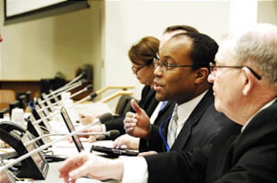 Começando pela direita, John P. Colton, Ahmad S. Corbitt e Sharon Eubank em um evento das Nações Unidas no dia 27 de fevereiro de 2014.