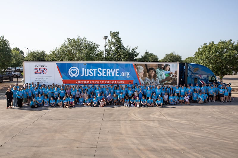 Voluntários do JustServe no Banco de Alimentos de San Antonio em San Antonio, Texas, posam para uma foto após uma doação de alimentos de A Igreja de Jesus Cristo dos Santos dos Últimos Dias em 22 de julho de 2026.