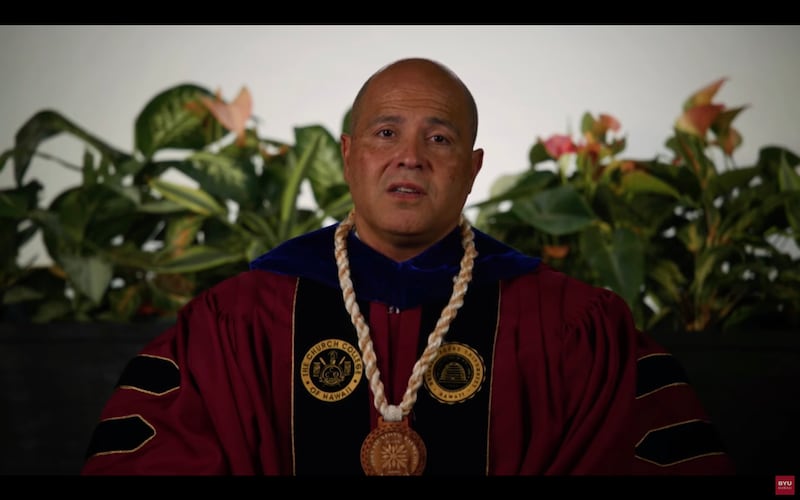 O Presidente da BYU–Hawaii, John S.K. Kauwe III, fala aos formandos da BYU–Hawaii em uma mensagem gravada anteriormente na sexta-feira, 12 de dezembro de 2025.