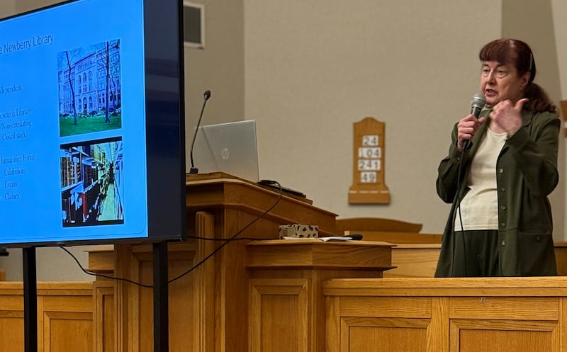 Grace Dumelle, assistente de genealogia e história local da Newberry Library, fala para entusiastas da genealogia em um evento organizado pela Estaca Chicago Illinois em 7 de março de 2026. Mais de 40 pessoas se reuniram para participar de aulas e ouvir palestras de especialistas da Newberry Library de Chicago e da Afro-American Genealogical and Historical Society of Chicago.