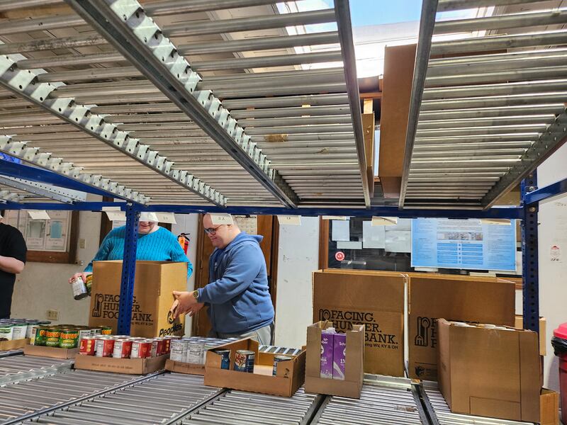 Elder Welch ajuda a embalar alimentos no Banco de Alimentos Facing Hunger em Huntington, West Virginia em ______.