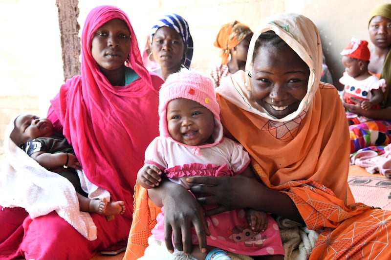 Mães e filhos aguardam sua vez de serem vacinados no Chade, África Central.