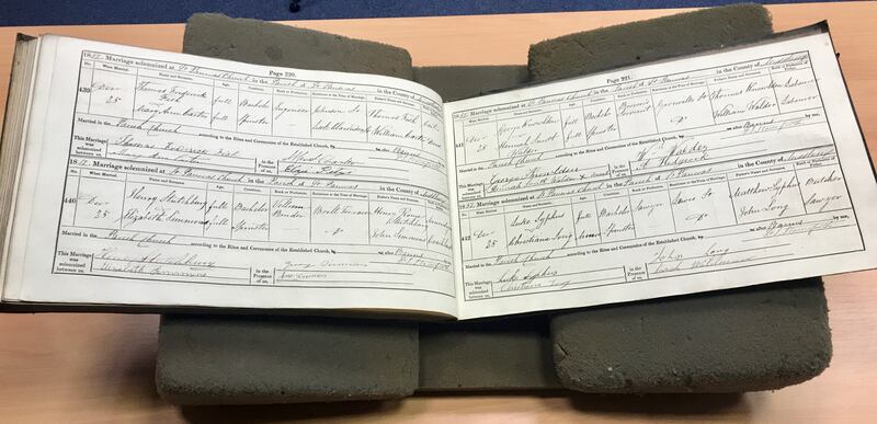 O livro de St. Pancras Parish contendo o registro de casamento dos tataravôs do élder David A. Bender, Luke Syphus e Christiana Long, como mostrados ao apóstolo no City of London Archives (Arquivos da Cidade de Londres) no dia 24 de outubro, 2019.