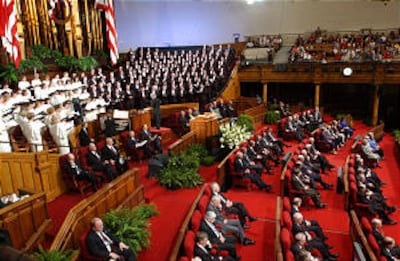 O coro do Tabernáculo, bem como Presidente Thomas S. Monson e Presidente James E. Faust, participam de um serviço em memória de 11 de setembro de 2001.
