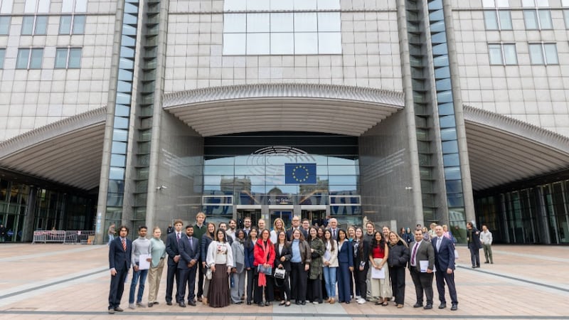 Os participantes da Conferência Nexus de Bruxelas se reúnem em frente ao edifício do Parlamento Europeu em Bruxelas, Bélgica, antes de sua visita em 13 de maio de 2026.