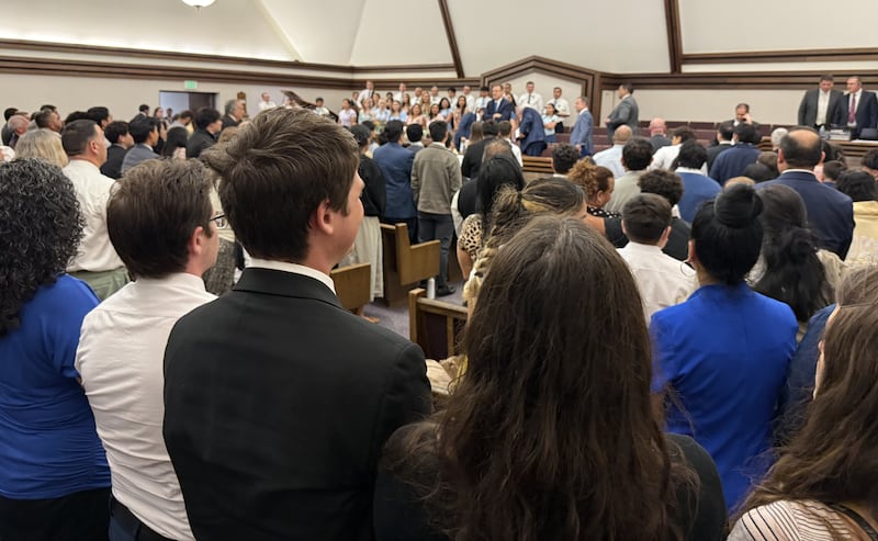 Jovens se posicionam antes do devocional com Élder Clark G. Gilbert do Quórum dos Doze Apóstolos no Centro de Estaca Schaumburg Illinois em Chicago, Illinois no domingo, 20 de setembro de 2026.