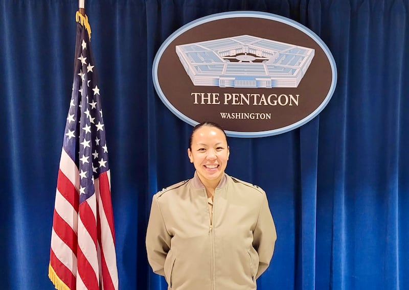 O Major aposentado da Marinha dos EUA Yen Soto visita o Pentágono no Condado de Arlington, Virgínia, em abril de 2021.