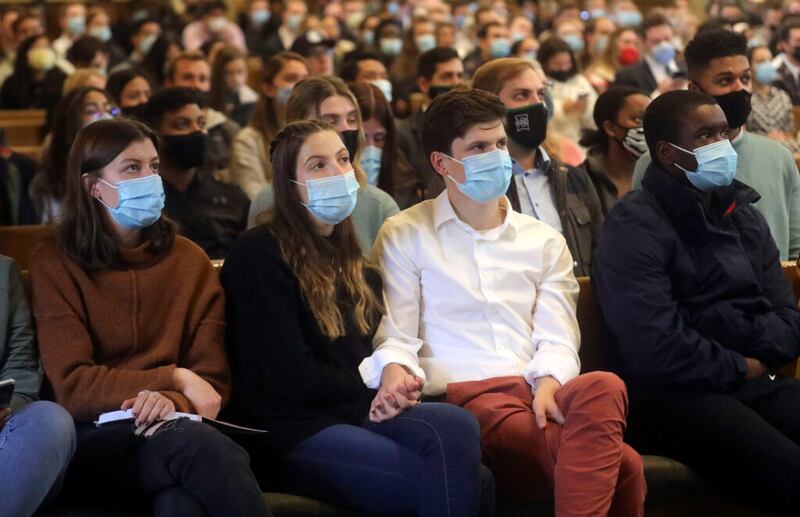 Alunos da Ensign College e membros do público em geral ouvem Élder Ronald A. Rasband, do Quórum dos Doze Apóstolos, falar durante um devocional no Assembly Hall em Salt Lake City na terça-feira, 26 de outubro de 2021.