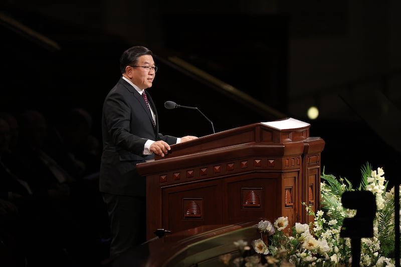 Elder Michael John U. Teh, Setenta Autoridade Geral, fala durante a sessão da manhã de sábado da 196ª Conferência Geral Anual de A Igreja de Jesus Cristo dos Santos dos Últimos Dias no Conference Center de Salt Lake City em 4 de abril de 2026.