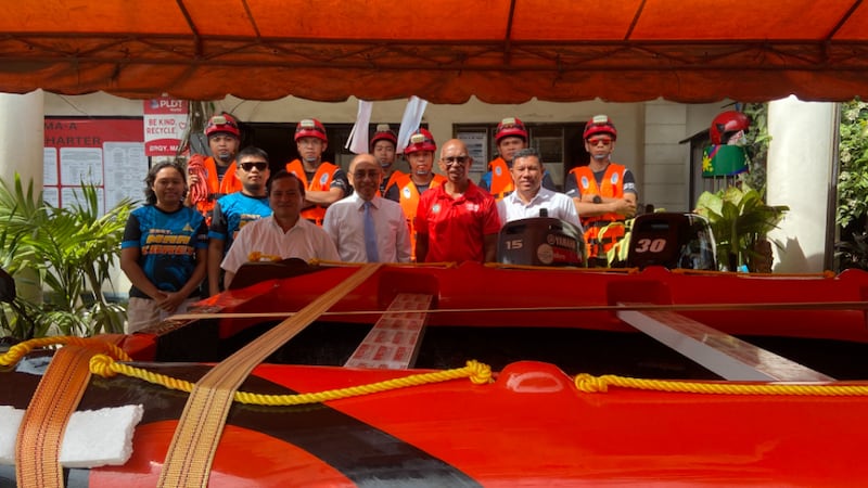 Membros da comunidade se reúnem em Barangay Maa, na cidade de Davao, Filipinas, na cerimônia de entrega em 15 de novembro de 2024, para demonstrar gratidão pelos equipamentos de resposta a emergências doados pela Igreja de Jesus Cristo dos Santos dos Últimos Dias.