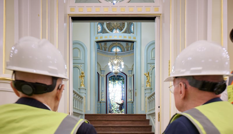 O Presidente Dallin H. Oaks, à esquerda, e o Presidente Henry B. Eyring, à direita, olham para uma representação em vitral da Primeira Visão no Templo de Salt Lake.
