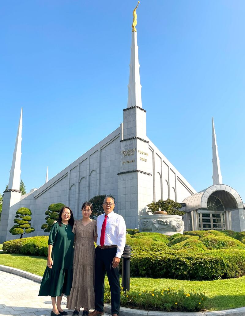 O Presidente Odgerel Ochirjav posa para uma foto em frente ao Templo de Seul, Coreia. Ele publicou isso em 1º de outubro de 2023, o dia que o Presidente Russell M. Nelson anunciou que a Mongólia ganhará um templo. O Presidente Ochirjav escreveu, "Pronto para servir no santo templo que será construído em Ulaanbaatar."