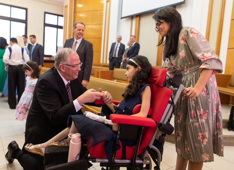 Élder Neil L. Andersen, do Quórum dos Doze Apóstolos, conversa com o presidente Yatyr M. Cesar e a irmã Angela V. Cesar, presidente e diretora do Templo de Recife Brasil, durante uma reunião de liderança com líderes de estacas e alas de Recife e arredores, em Recife, Brasil, no sábado, 4 de março de 2023.