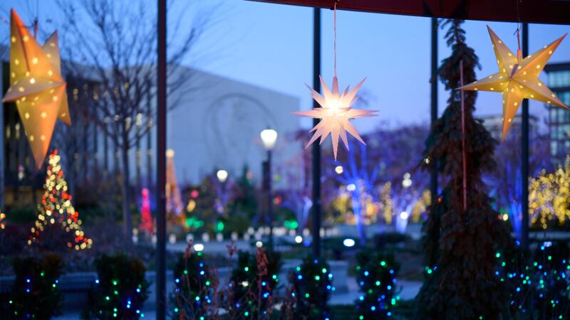 Estrelas pendem em uma janela que dá vista para a Praça do Templo em Salt Lake City, durante a exibição anual de luzes de Natal.