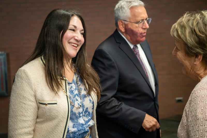 Élder Rubén V. Alliaud e Irmã Fabiana Alliaud cumprimentam pessoas após o devocional da Ensign College em Salt Lake City na terça-feira, 15 de setembro de 2026.