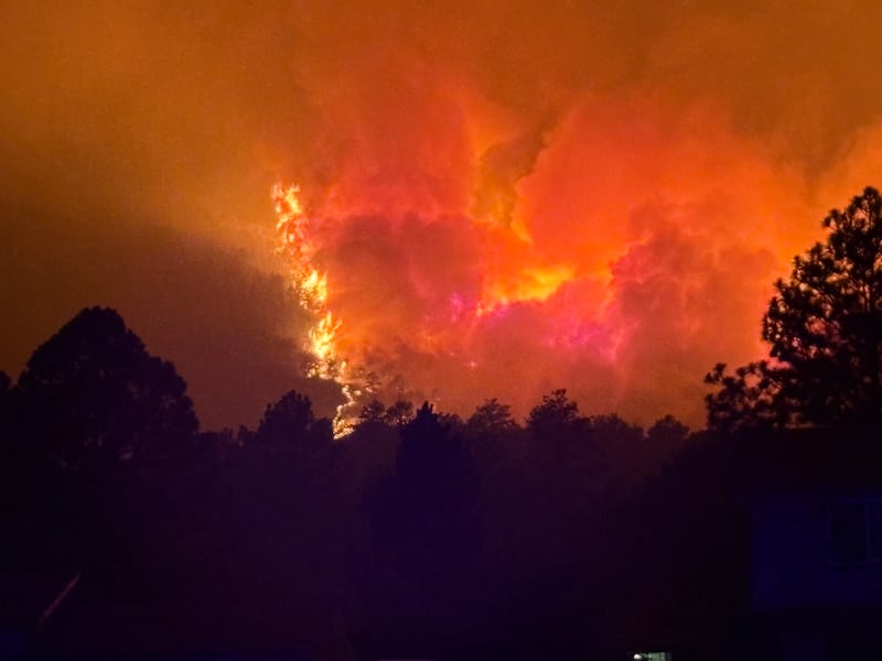 O incêndio de Aspen Acres visto de Colorado City, Colorado, olhando para o oeste desde o Lago Beckwith na noite de 3 de julho de 2026.