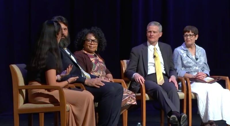 Élder David A. Bednar, do Quórum dos Doze Apóstolos, e sua esposa, a irmã Susan Bednar, discursam para adultos solteiros na sexta-feira, dia 6 de agosto de 2021, de Oakland, Califórnia.