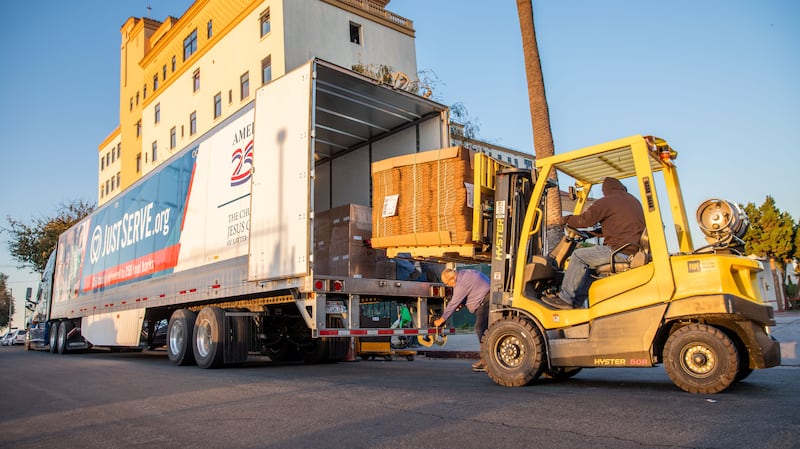 Uma empilhadeira está sendo usada para ajudar a descarregar um caminhão cheio de alimentos doados pela Igreja de Jesus Cristo dos Santos dos Últimos Dias para várias missões em Los Angeles, Califórnia, na quinta-feira, 29 de janeiro de 2026.