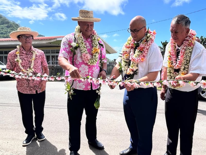 Da esquerda para a direita, Prefeito de Faaaha Terii Rupea; Prefeito de Taha'a Martial Teroroiria; Élder Manea Tuahu, um Setenta Autoridade Geral; e Presidente da Estaca Bora Bora Tahiti Moana M. Teriipaia participam do corte ceremonial de lei durante a entrega de um projeto de água em Taha'a, Polinésia Francesa, em 6 de outubro de 2026.