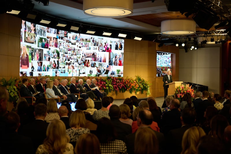 Elder Neil L. Andersen mostra um slide cheio de fotos de missionários durante o Seminário para Novos Líderes de Missão de 2026 na quinta-feira, 18 de junho de 2026, no Centro de Treinamento Missionário de Provo, em Provo, Utah.