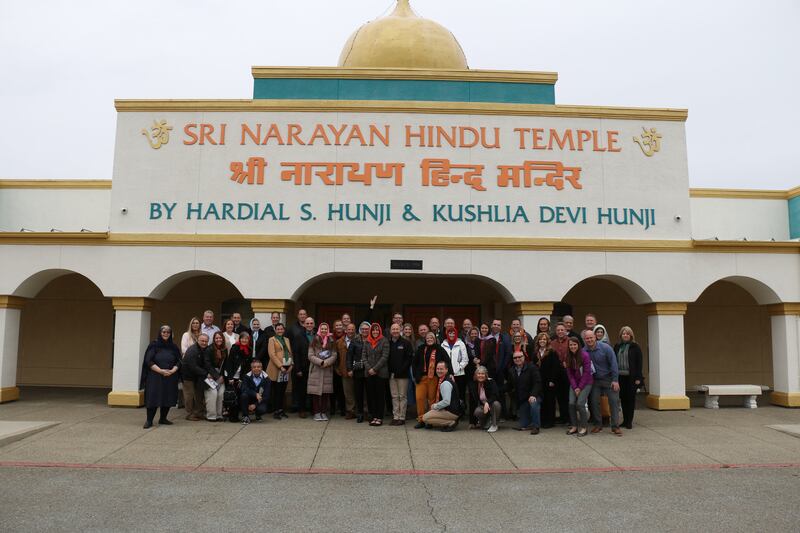 Um grupo de diretores de Institutos, e respectivos cônjuges, visitam o Templo Hindu Sri Narayan em Yuba City, Califórnia, em 9 de março de 2023, como parte do Serviço Regional de Casais do Norte da Califórnia para Seminários e Institutos.