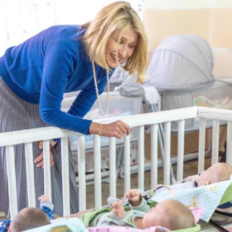 A Presidente Camille N. Johnson visita crianças no Centro de Reabilitação Infantil e Apoio à Família em Bishkek, Quirguistão, no sábado, 28 de fevereiro de 2026.