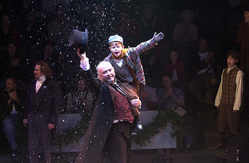 Richard Wilkinson como Scrooge e Scott Fidel como Tiny Tim na produção de 2002 do Hale Center Theatre de “A Christmas Carol”, em Orem, Utah.