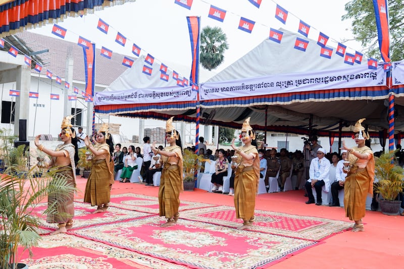 Dançarinos tradicionais Khmer Aspara realizam a "Dança da Bênção" na celebração do novo prédio ambulatorial do Hospital de Referência Preah Net Preah na província de Banteay Meanchey no noroeste do Camboja em 26 de fevereiro de 2026.