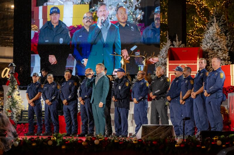 Bombeiros de Los Angeles participam da inauguração dos quiosques Light the World Giving Machine no The Grove em Los Angeles, Califórnia, na segunda-feira, 17 de novembro de 2025. Organizações de caridade locais destacadas nos quiosques ajudarão nos esforços de reconstrução de incêndios florestais.