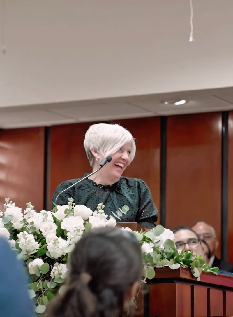A Presidente Emily Belle Freeman compartilha uma mensagem do púlpito enquanto ministra de Porto Rico em maio de 2026.