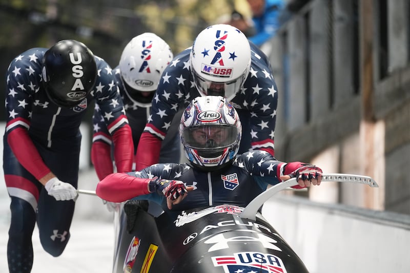 Kristopher Horn, Carsten Vissering, Hunter Powell e Caleb Furnell, dos Estados Unidos, iniciam sua primeira corrida durante o evento teste olímpico e Copa do Mundo de bobsled de quatro homens em Cortina D'Ampezzo, Itália, no domingo, 23 de novembro de 2025.
