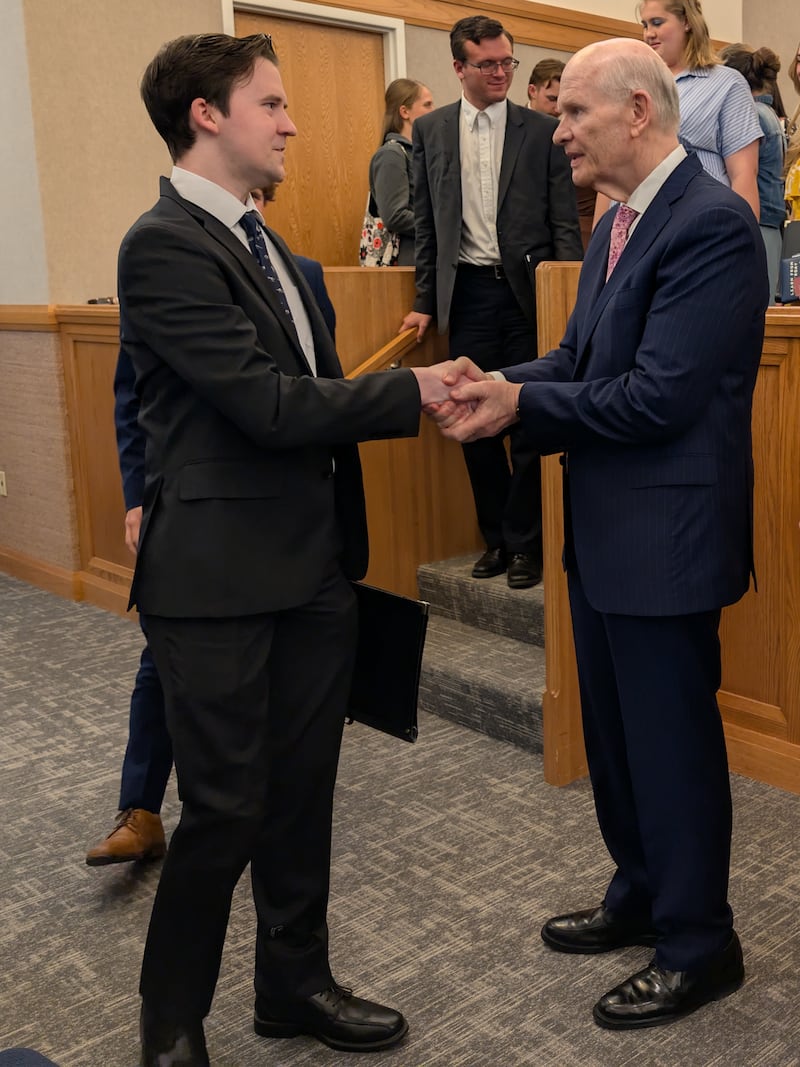 Elder Dale G. Renlund do Quórum dos Doze Apóstolos cumprimenta os jovens adultos após o devocional do Instituto de Religião de Jordan em West Jordan, Utah, no domingo, 19 de abril de 2026.