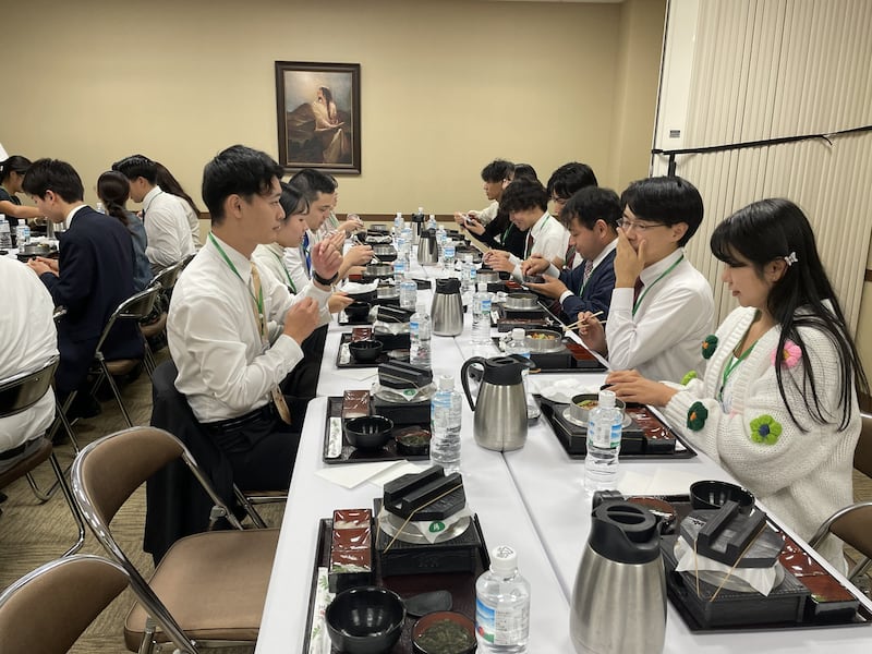 Os participantes do Returned Missionary Workshop jantam no anexo do Templo de Tóquio Japão em Hiroo, Tóquio, em 18 de outubro de 2025.
