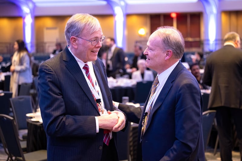 À direita, Elder Marcus B. Nash da Presidência dos Setenta visita com outro convidado no Global Faith Forum em Washington, D.C., na terça-feira, 3 de fevereiro de 2026.