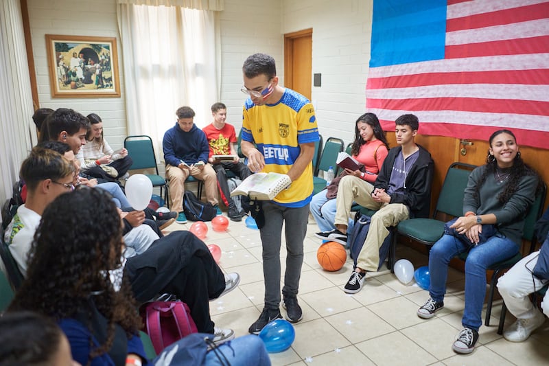 Um grupo na sessão São Paulo Oeste do MeetUp, estuda as escrituras juntos em 2 de novembro de 2022.