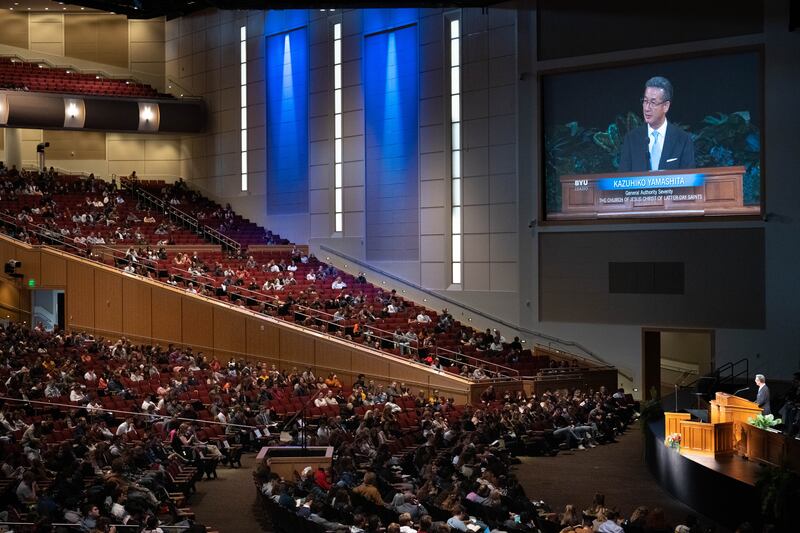 Élder Kazuhiko Yamashita, Setenta Autoridade Geral, discursa durante um devocional da BYU–Idaho na terça-feira, 8 de novembro de 2022.
