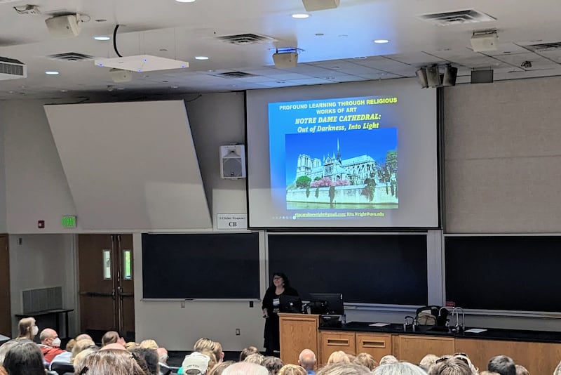 Rita R. Wright, diretora interina do Museu de Arte da Universidade Utah Valley, falou sobre o significado simbólico da luz nas catedrais de estilo gótico, como Notre Dame em Paris, França, e nos templos santos dos últimos dias, durante uma aula na Semana da Educação da BYU, na terça-feira, 22 de agosto de 2023.