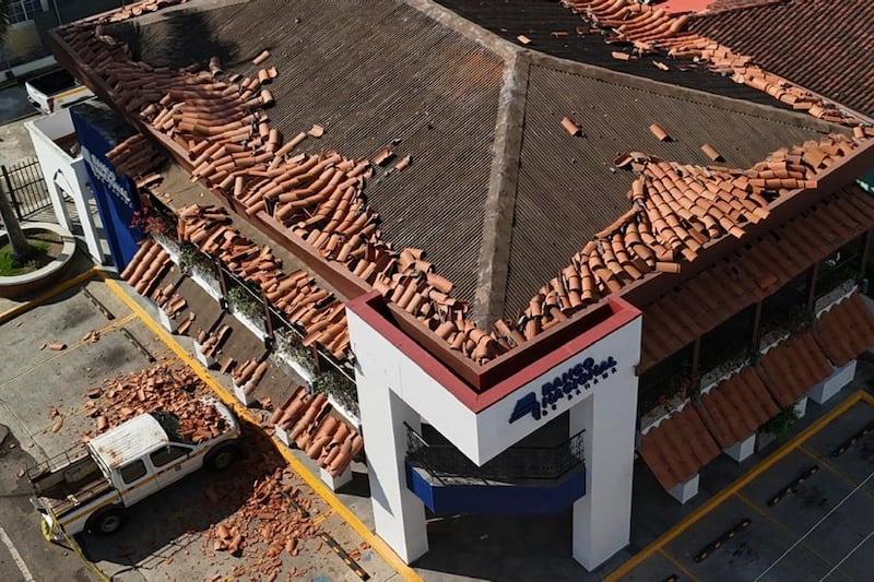 Telhas de telhado estão espalhadas no chão após um terremoto atingir Villa de los Santos, Panamá, sábado, 10 de outubro de 2026.
