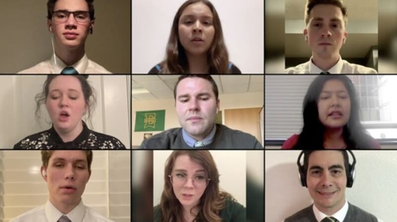 Estudantes apresentam um número musical virtual durante a 134ª formatura da Ensign College na sexta-feira, dia 9 de abril de 2021.