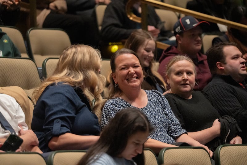 O corpo docente e equipe do Ensign College preparam-se para ouvir o devocional do campus dado pelo Elder Edward B. Rowe, Setenta Autoridade Geral, no teatro do Conference Center em Salt Lake City, Utah, 20 de janeiro de 2025.