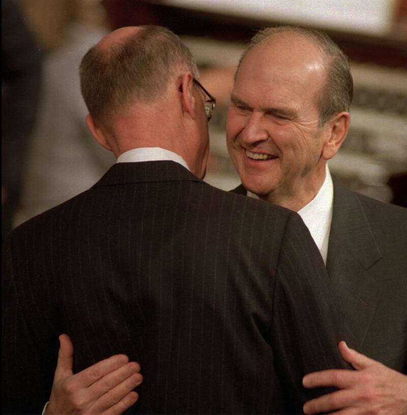 Élder Henry B. Eyring, na ocasião quando foi chamado como o mais novo membro do Quórum dos Doze Apóstolos, recebe um abraço do então Élder Russell M. Nelson, após ser apoiado na conferência geral de abril de 1995.