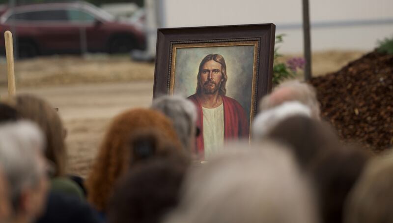Uma pintura do Senhor Jesus Cristo está posicionada diante dos participantes da cerimônia de inauguração do Templo de Missoula Montana.