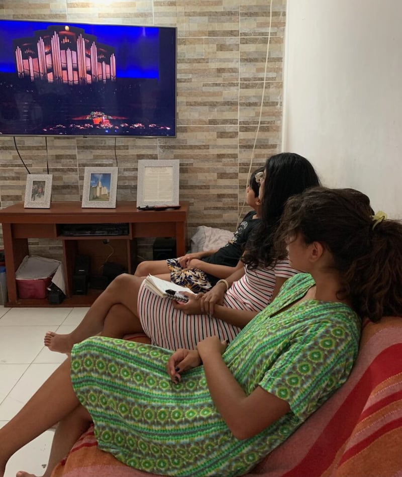 Ana Aguilar, Maria Victoria Aguilar e Mateo Aguilar do Distrito de Santa Marta, Missão Colômbia Barranquilla, assistem à sessão de sábado à tarde tdia 2 de outubro de 2021, da 191ª Conferência Geral Semianual de A Igreja de Jesus Cristo dos Santos dos Últimos Dias.