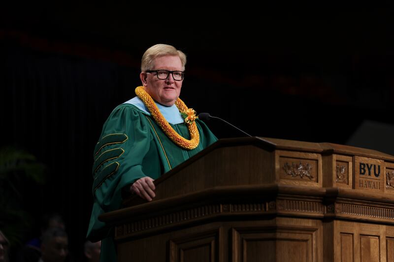 R. Kelly Haws, assistente do comissário de educação da Igreja, fala durante a formatura da BYU–Hawaii realizada no Cannon Activities Center em Laie, Hawaii, na sexta-feira, 12 de dezembro de 2025.