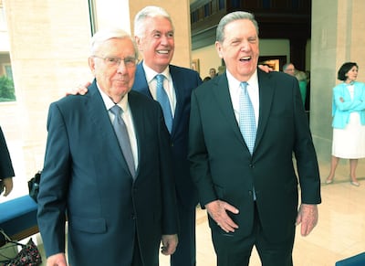 Presidente M. Russell Ballard, Élder Dieter F. Uchtdorf e Élder Jeffrey R. Holland, membros do Quórum dos Doze Apóstolos de A Igreja de Jesus Cristo dos Santos dos Últimos Dias, riem juntos no Centro de Visitantes do Templo de Roma Itália em Roma, Itália, na segunda-feira, 11 de março de 2019.