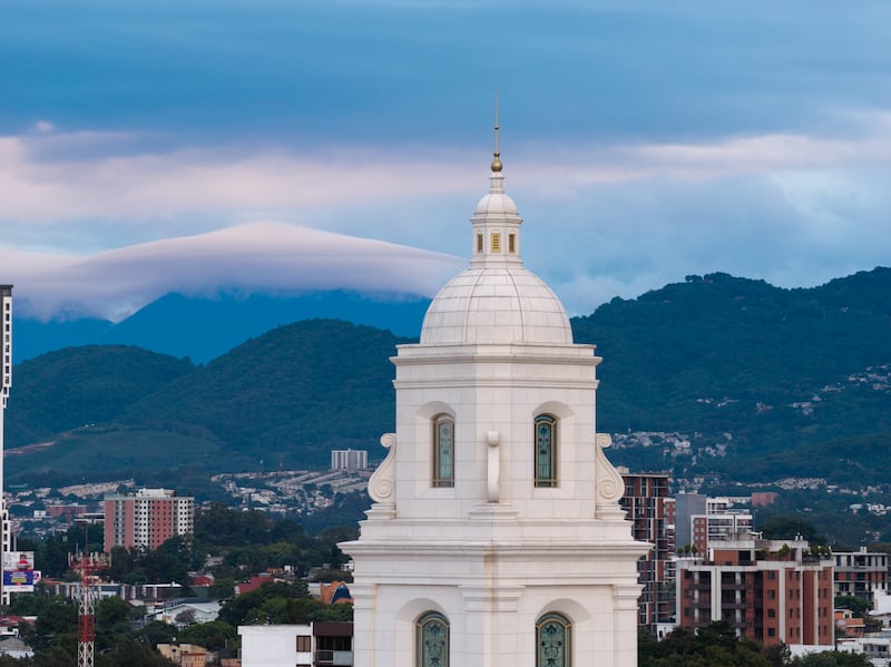A torre no topo do Templo de Miraflores da Cidade da Guatemala, Guatemala.