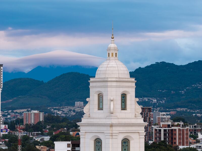 A torre no topo do Templo de Miraflores da Cidade da Guatemala, Guatemala.